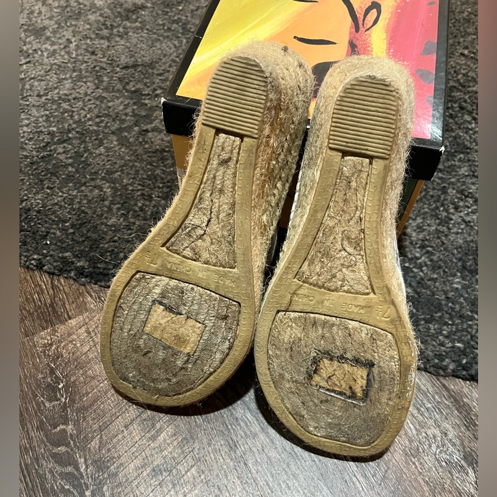 Montego Bay Club. 71/2 women’s shoes. Plaid flip flops. - Picture 5 of 11